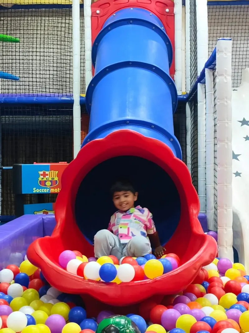 Rope obstacles in the cushioned play arena